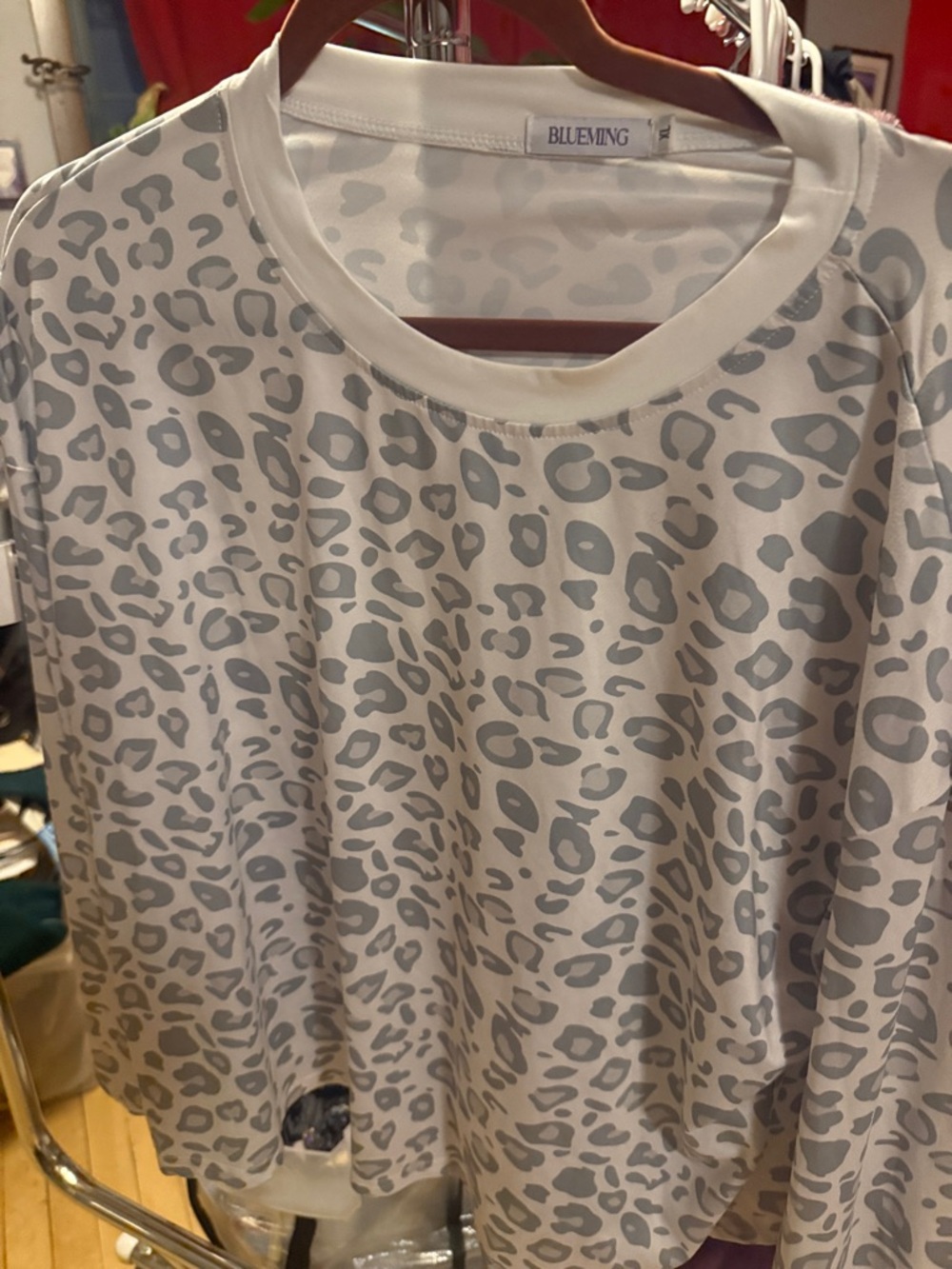 Blueming Women's Long Sleeve Leopard Print Tee - Light Gray/White